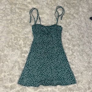 Never worn green floral dress originally from h&m but the brand is Divided